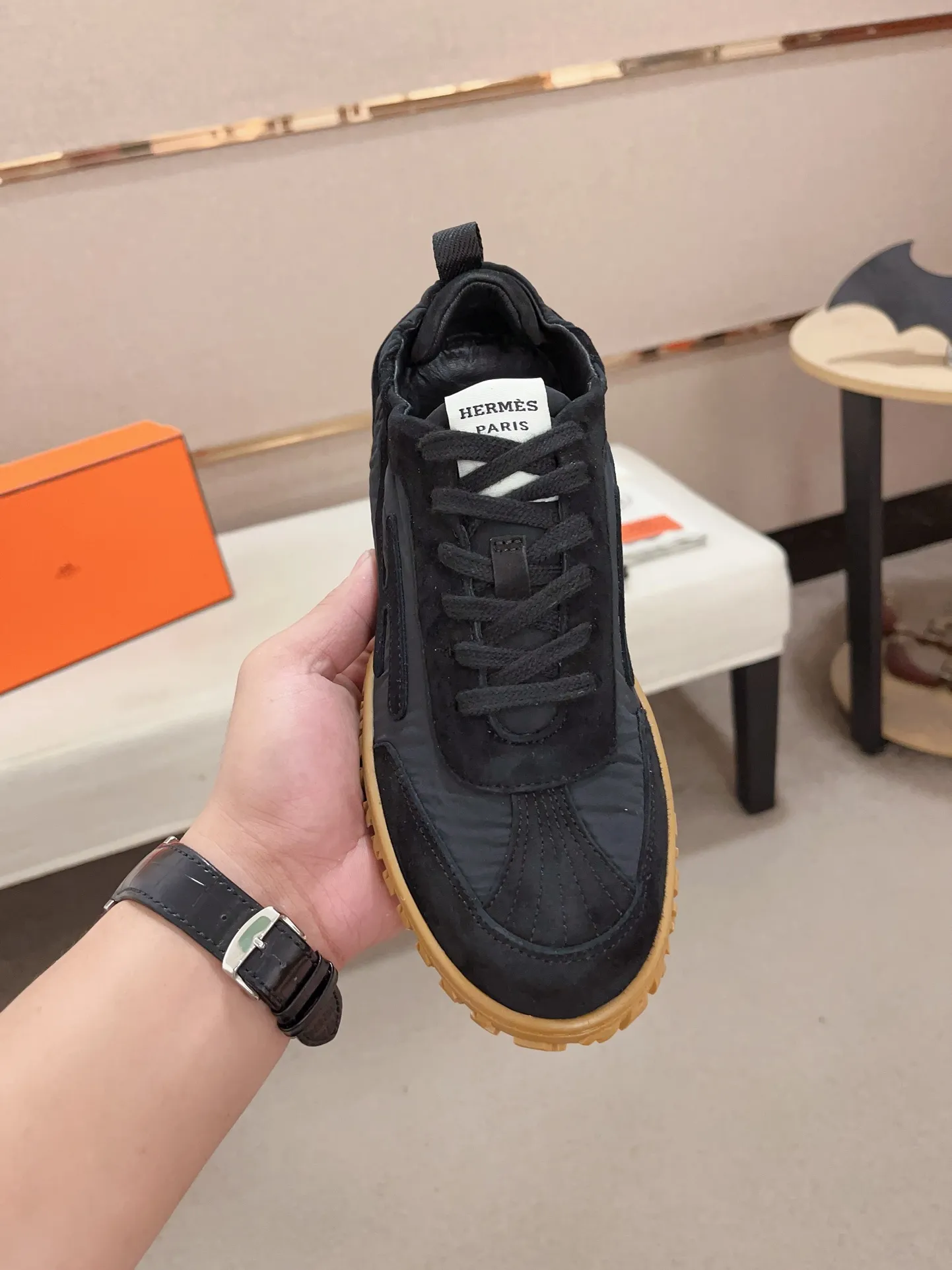 Men's men's shoes 💰: 720💰 Hermes top version # Couple style 💏 24ss casual sneakers Suede goatskin sneakers decorated with contrasting patterns and iconic "H" details, beautifully packaged at the delivery counter 🛍📦 Fabric: suede + cowhide Lining: mixed sheep lining Outsole: original TPU Bottom thickness: 2CM Size: 35-44